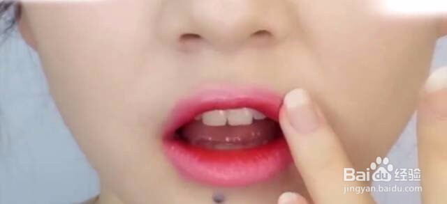 自贡玲丽彩妆教大家如何用一支口红化出八种唇妆