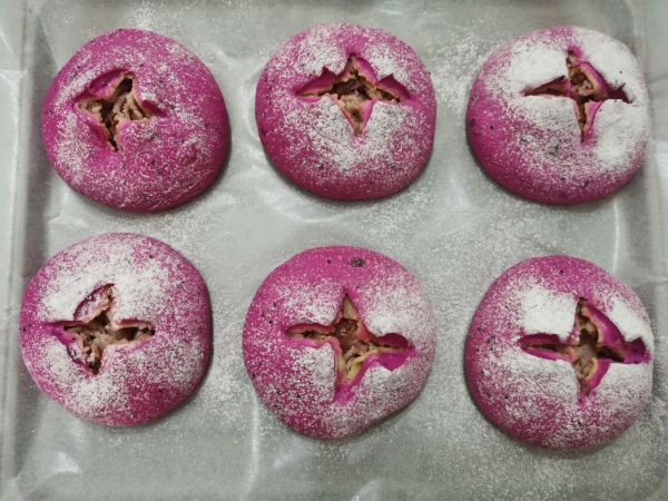 火龙果芝士培根包