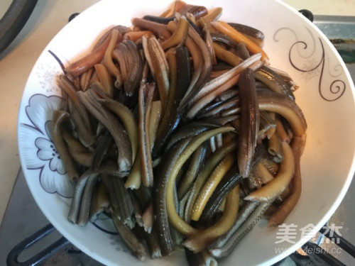 买回的鳝丝处理清洗干净,挤干水分,切成小段后