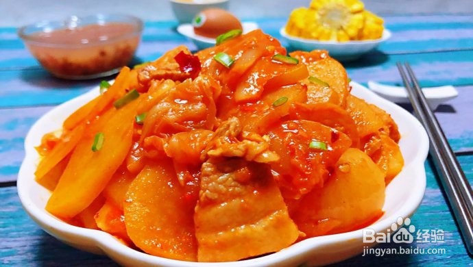 五花肉辣白菜炒土豆片