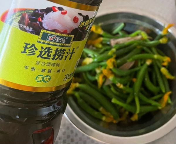 捞汁鸡枞菌拌黄瓜花