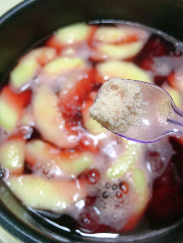 清凉爽口杨梅桃子糖水