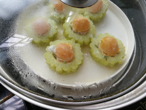咸蛋黄肉末酿苦瓜