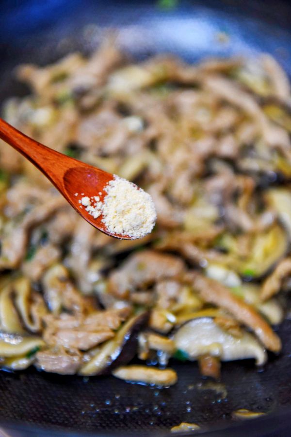 香菇肉丝刀削面