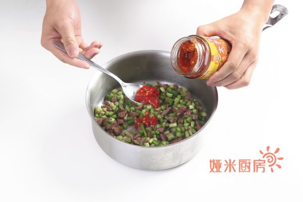 剁椒蒜台炒牛肉