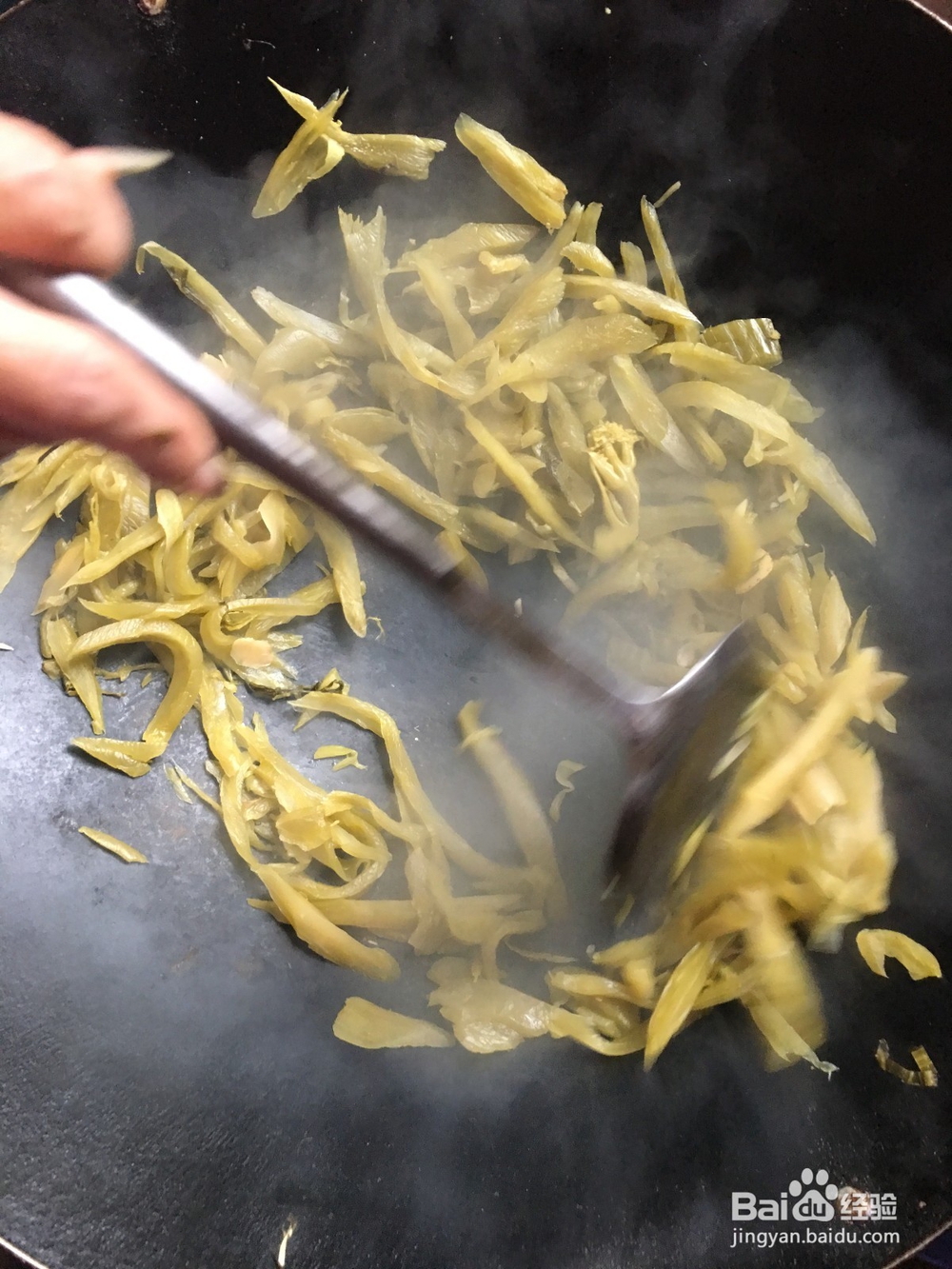 咸菜炒猪肠的做法