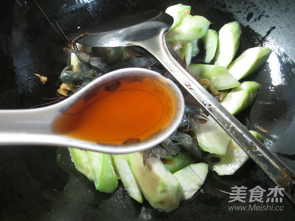 榨菜丝河虾丝瓜汤