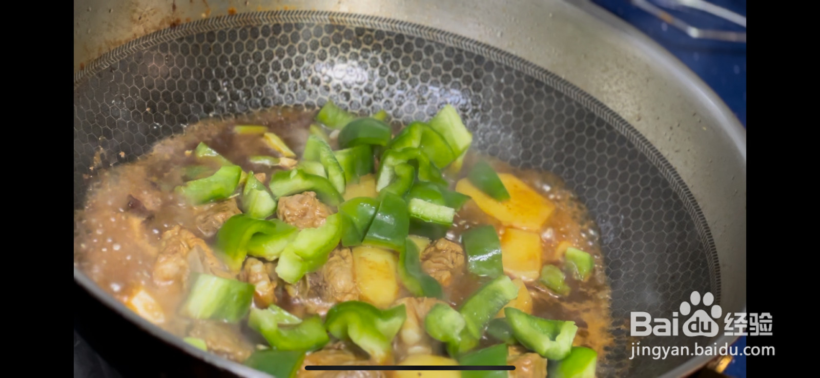 下饭菜土豆青椒焖排骨的做法