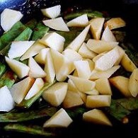 制作黄豆酱烧土豆豆角
