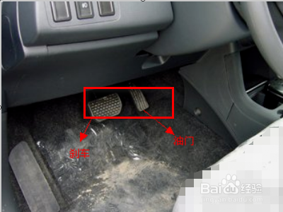 自动挡怎么烧胎起步?