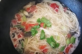 蒜苗木耳榨菜面