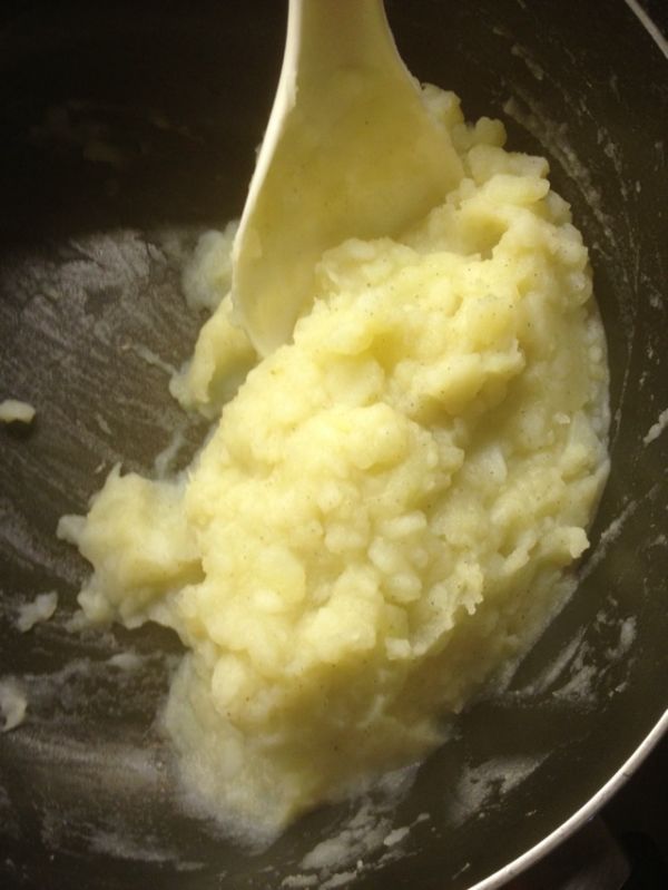 烟熏三文鱼牛油果土豆泥配薄煎饼