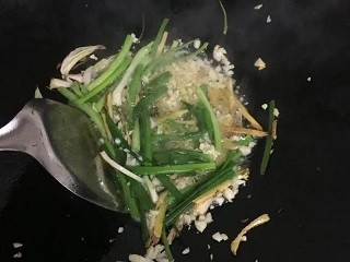 葱爆皮皮虾怎么做?