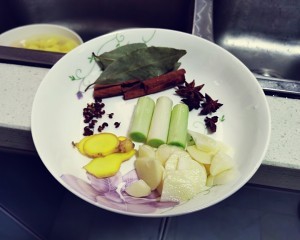 红烧土豆胡萝卜牛腩的做法