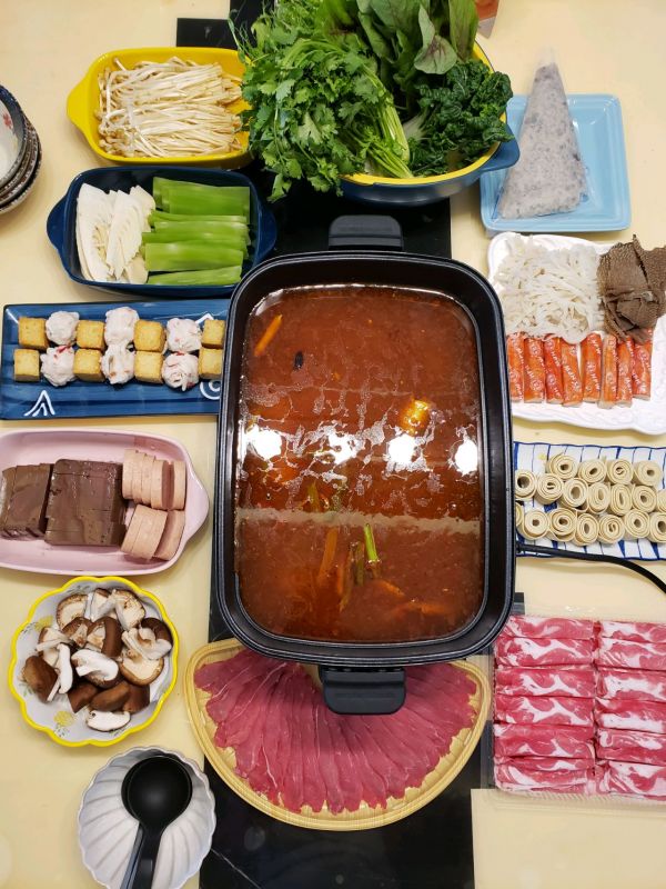 一家人在一起就是要围坐着吃火锅