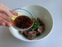 红油香酥驴肉是如何做的