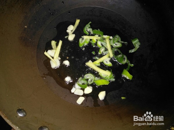 尖椒肥肠的做法