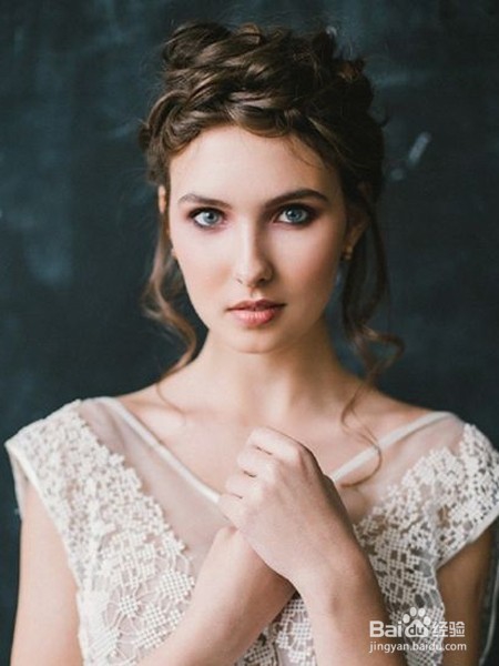 推荐时尚流行新娘发型，复古发饰是亮点