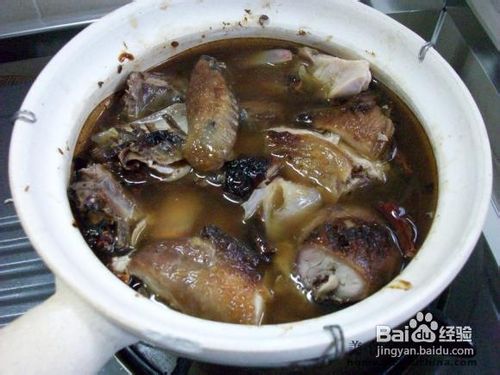 别样吃法烧鸡砂锅茴香焖鸡