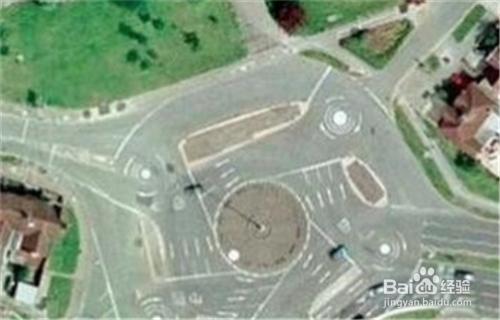 驾驶机动车通过立交桥时怎么左转弯