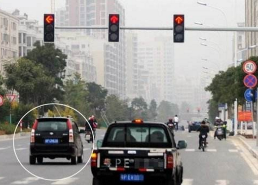 红灯亮了，刹车没刹住，车全部过了停止线停在斑马线上了。请问大家算闯红灯吗？谢谢！