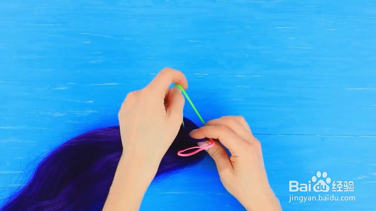 皮筋和我们的假发就能制作彩虹刷子