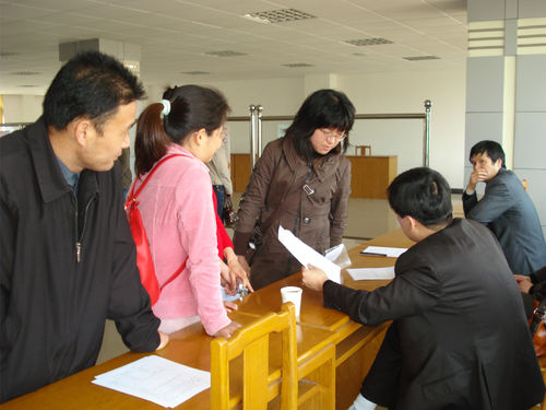 招聘会上怎样顺利找工作?
