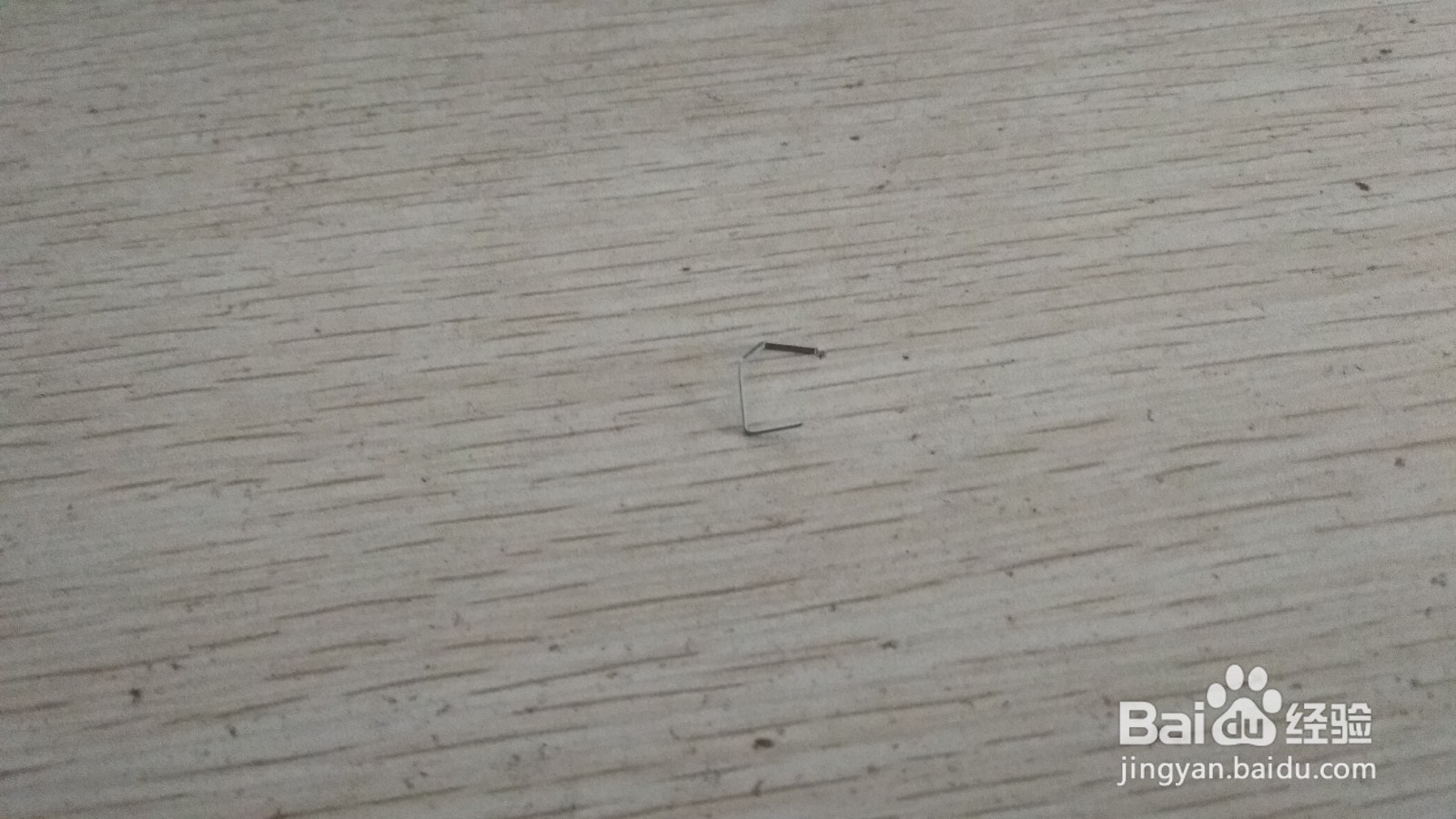 如何用一个订书钉做简易的中性笔的支架