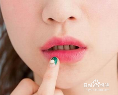 防止冬季嘴唇开裂方法
