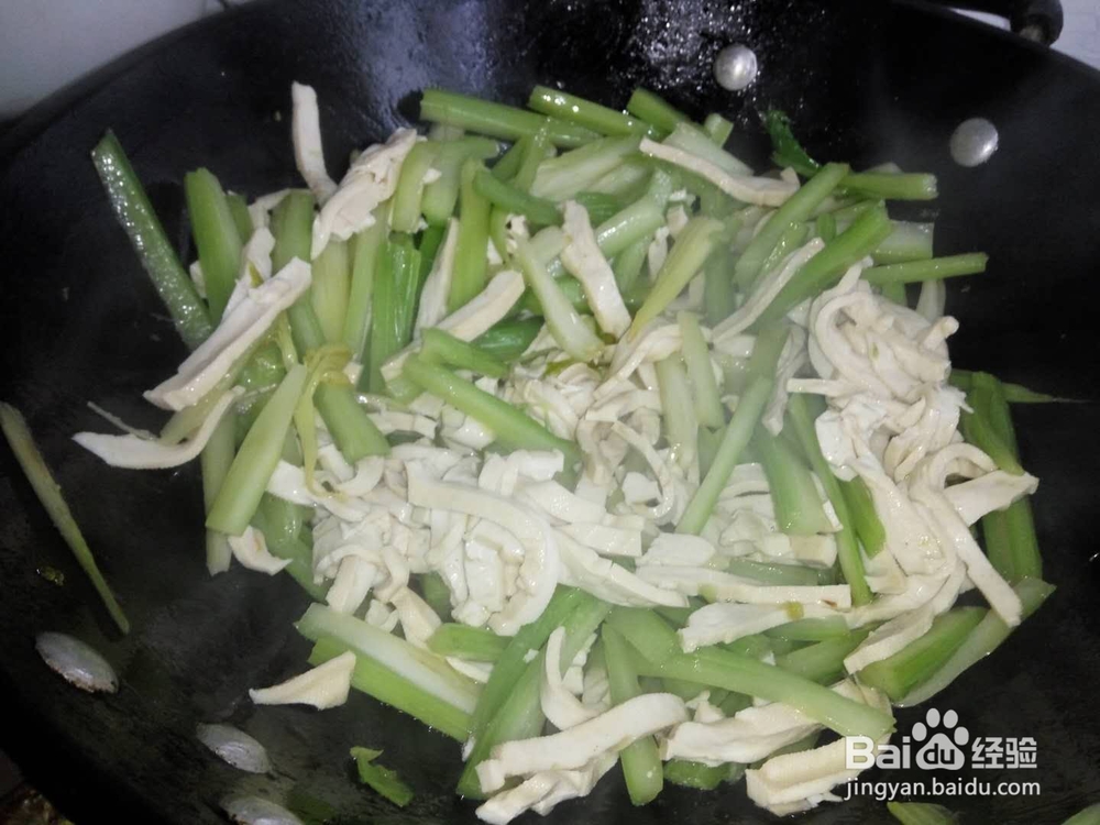 芹菜豆干的做法