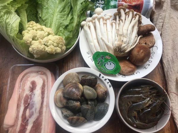 泡菜海鲜菌菇火锅