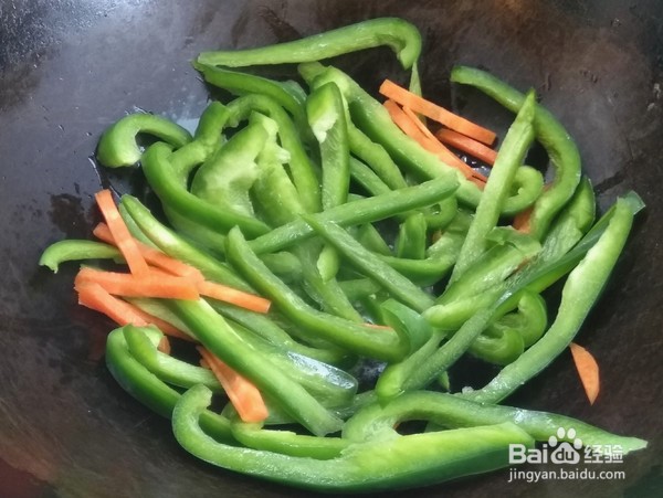 鱿鱼炒辣椒的做法