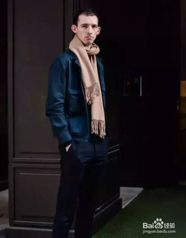 男士围脖戴简单系法