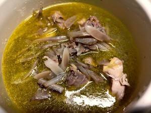 马刺根炖鸡的做法