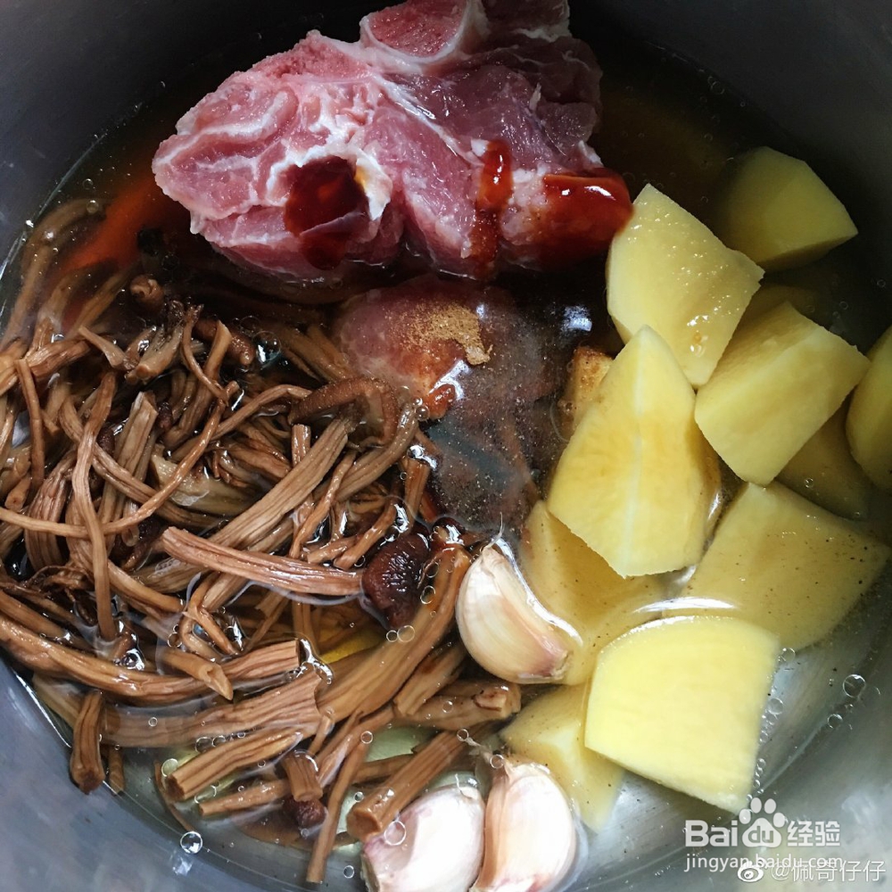 怎么吃都不腻的茶树菇土豆焖排骨
