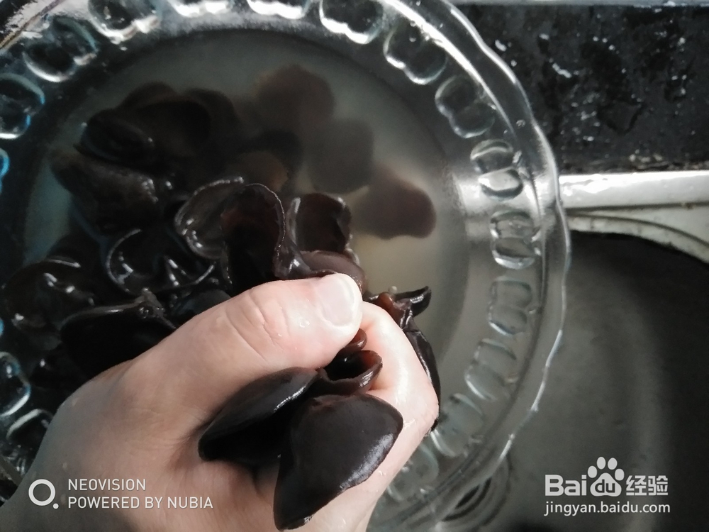 泡发木耳过水焯方法