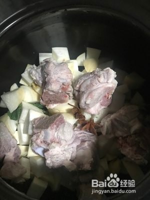 食补佳品萝卜猪骨汤的做法