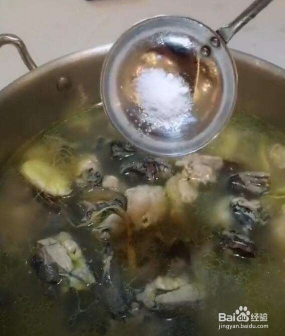 如何制作人参乌鸡汤？