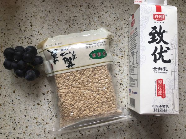 奇亚籽葡萄燕麦坚果杯快手减肥早餐
