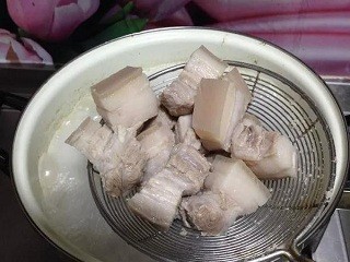 五花肉烧腐竹怎么做？