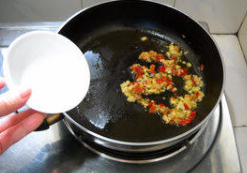 辣椒浇汁脆皮豆腐