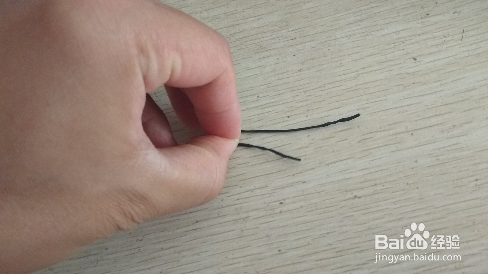 如何用一个数据线绑绳缠绕成简易的手机支架