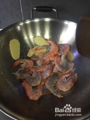 鱿鱼虾干锅的做法