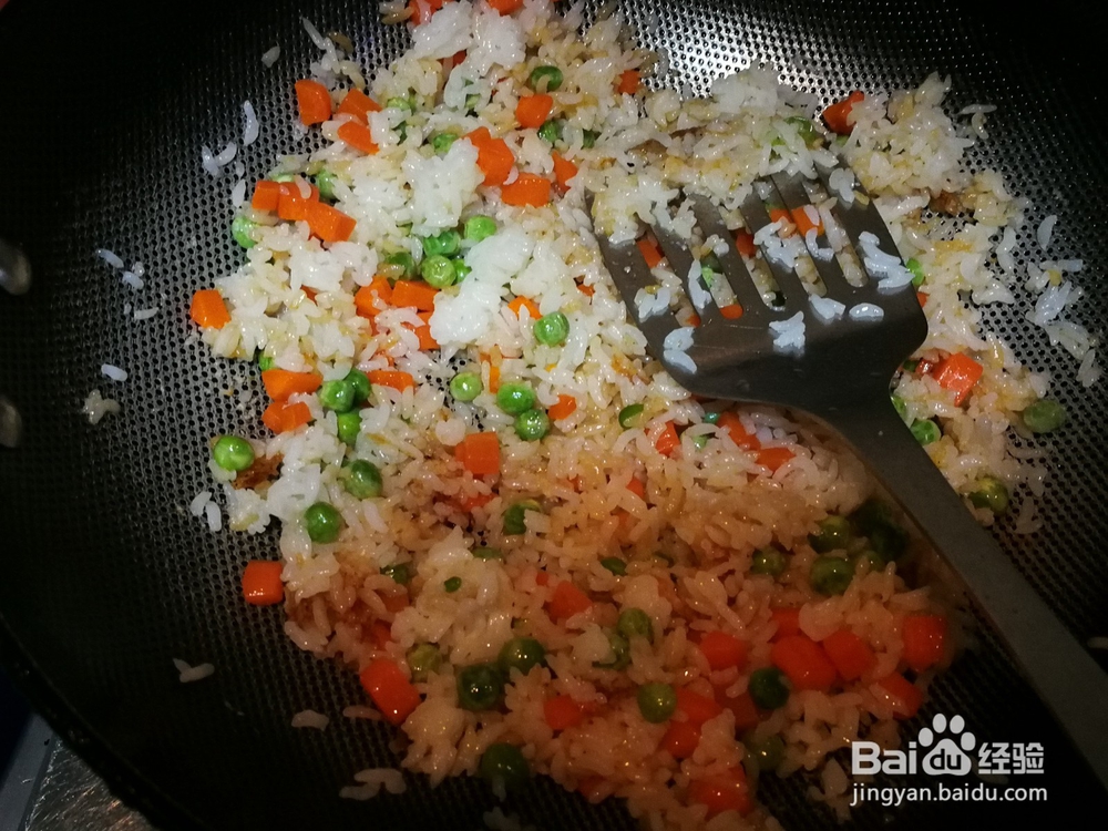 味道好吃顔色鲜亮的--豌豆胡萝卜炒白米饭