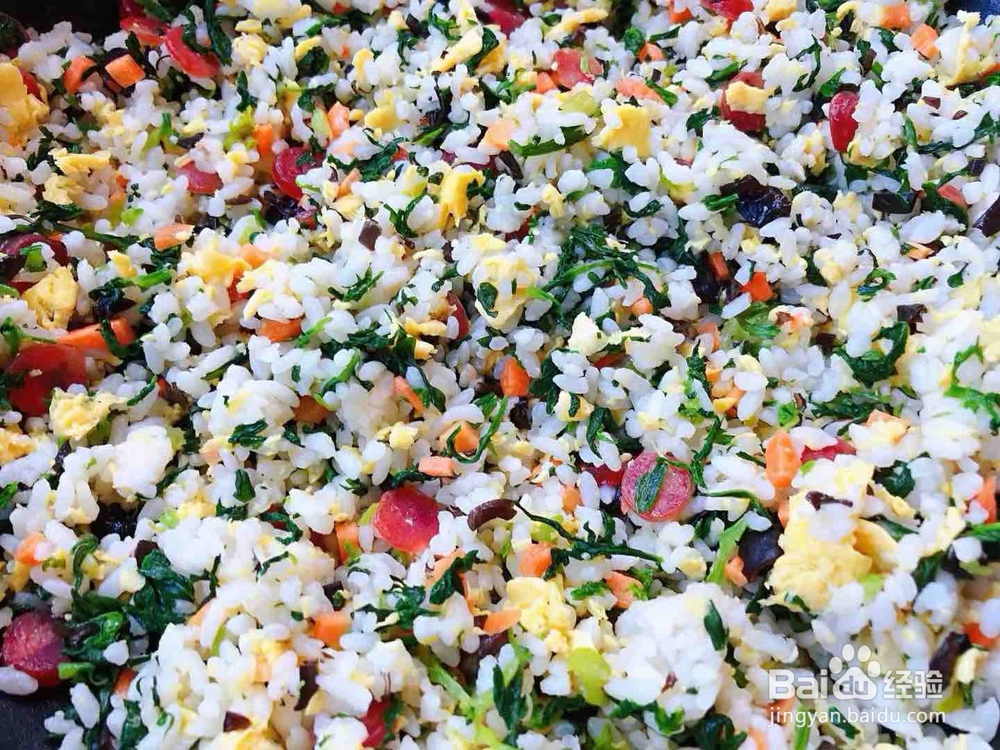 制作腊肠芹菜蛋炒饭