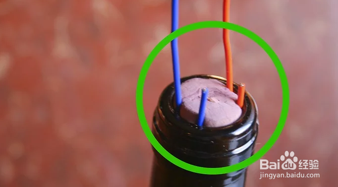 如何不用开瓶器打开酒瓶