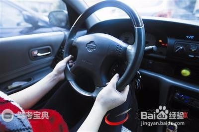 客车相撞危险高 安全驾驶要注意