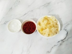 银耳枸杞燕窝羹怎么做