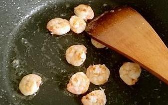 虾仁炒饭的做法
