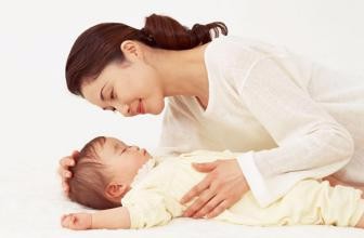 宝宝是多抱抱好,还是多躺躺好?到底该听谁的